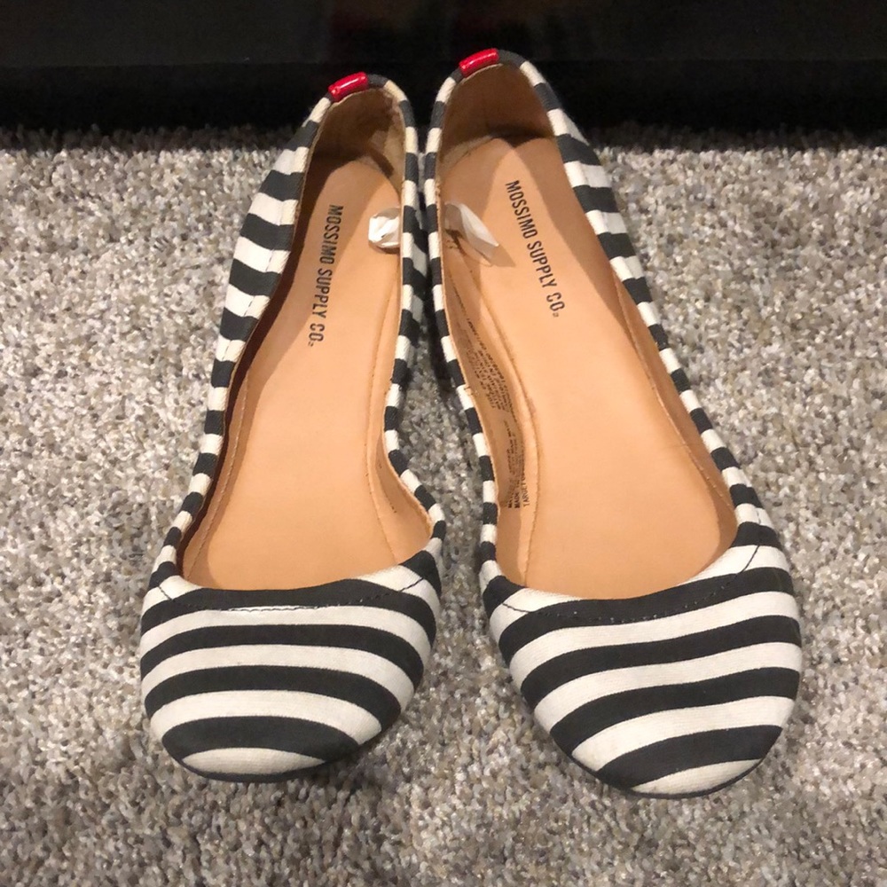 Mossimo black and white flats